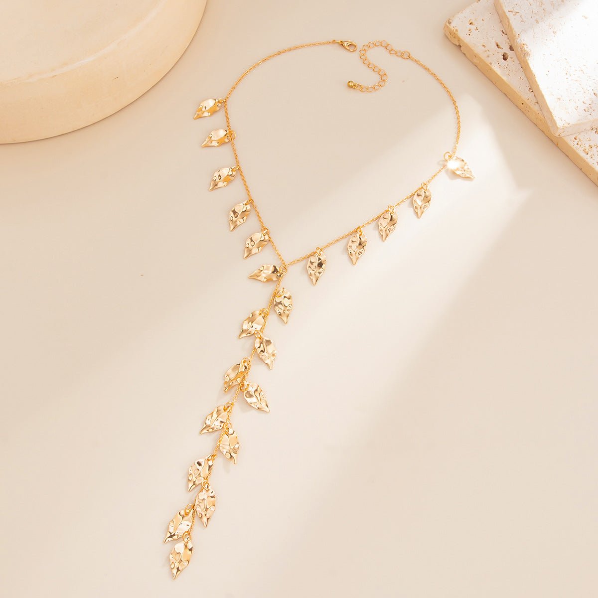 Collar en Y con Colgante de Hojas y Flecos - Melvanni